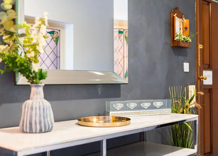 Location-2br Seafront & Steps From Ferry By Arco Collection