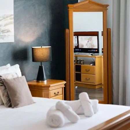 Location-2br Seafront & Steps From Ferry By Arco Collection 아파트 *