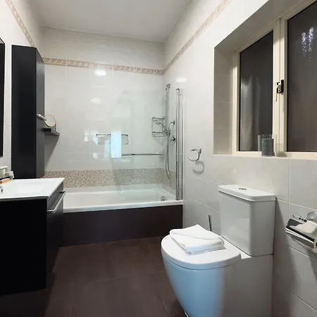 Location-2br Seafront & Steps From Ferry By Arco Collection