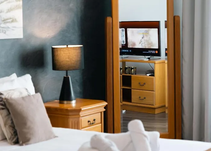 Location-2br Seafront & Steps From Ferry By Arco Collection Apartment *