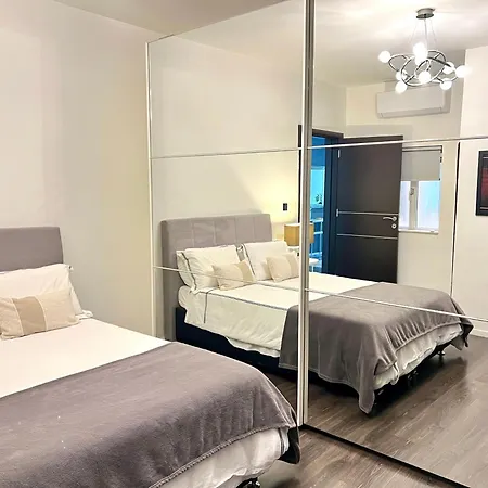 Location - 2br Seafront & Steps From Ferry By Arcobnb