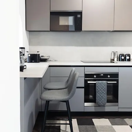 Location-2br Seafront & Steps From Ferry By Arco Collection Apartment *