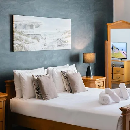 Location-2br Seafront & Steps From Ferry By Arco Collection Apartment *