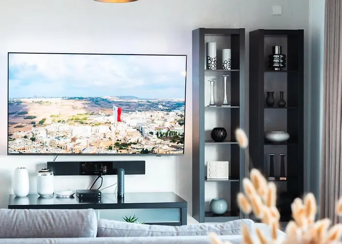 Location-2br Seafront & Steps From Ferry By Arco Collection סליאמה