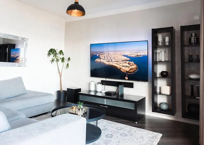 Location-2br Seafront & Steps From Ferry By Arco Collection דירה *